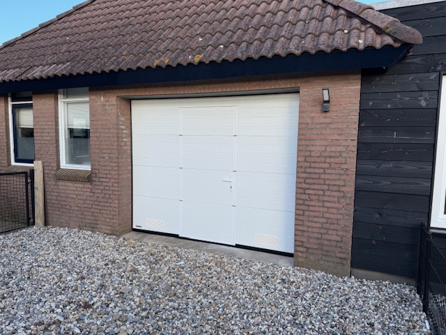 Sectionaaldeur met ingebouwde loopdeur - Afbeelding 4