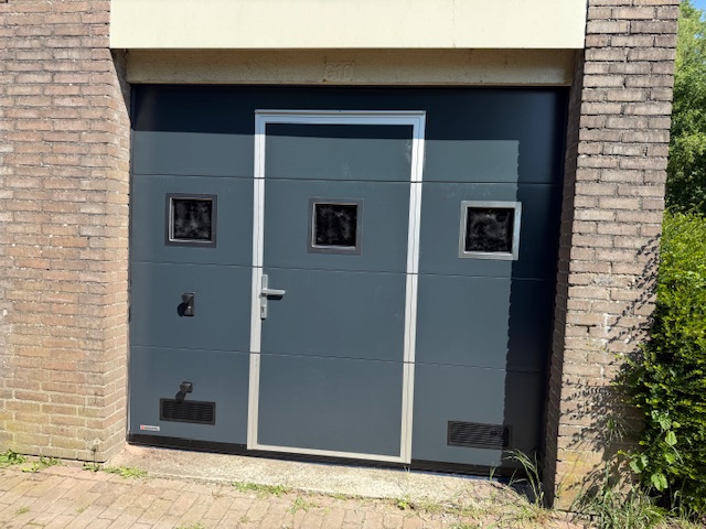 Sectionaaldeur met ingebouwde loopdeur - Afbeelding 3