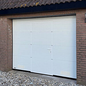 Sectionaaldeur met ingebouwde loopdeur