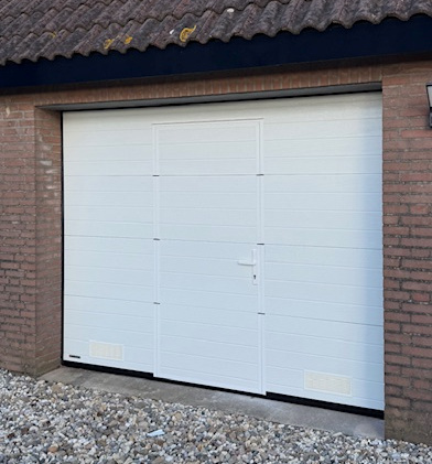 Sectionaaldeur met ingebouwde loopdeur